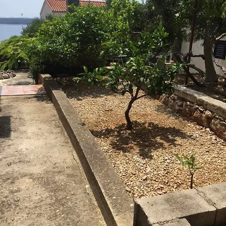 Nada Hvar Zavala